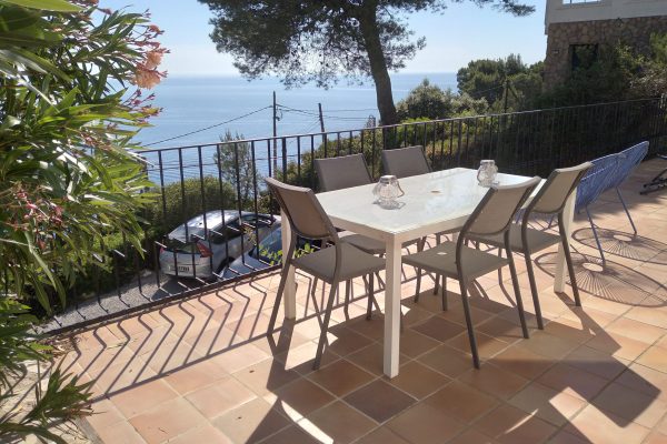 Terrasse privée (60m2) en L en surplomb de mer ;
-vue panoramique à 180° sur les bois, les falaises & la mer dans la zone la plus prestigieuse de Begur.
-barbecue en brique.
-store banne 4mx3m.
-bains de soleil.
-table, chaises & fauteuils de jardin.