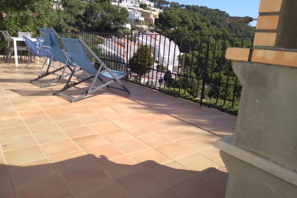Terrasse privée (60m2) en L en surplomb de mer ;
-vue panoramique à 180° sur les bois, les falaises & la mer dans la zone la plus prestigieuse de Begur.
-barbecue en brique.
-store banne 4mx3m.
-bains de soleil.
-table, chaises & fauteuils de jardin.