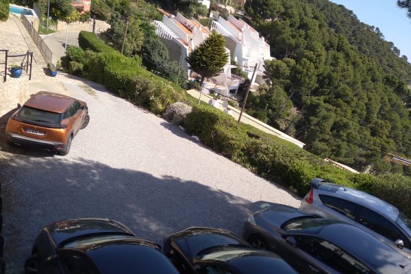 Résidence "Sol y Mar" ;
-4 bâtiments séparés de 6m & entourés d'espaces jardinés.
-2 pavillons par bâtiment disposées en escalier.
(le vôtre est au dessus du parking).
-piscine (9mx4,50m)+terrasse (25m2) & vue en surplomb de mer.
-parking privé.