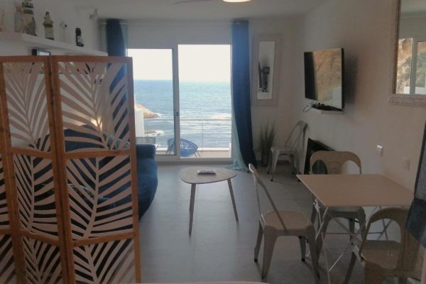 Espace de vie (27m2) ;
-terrasse privative (10m2) avec vue mer.
-Wifi/ethernet.
-canapé 3 places.
-smart TV HD 46" orientable à 90°.
-ventilateur/éclairage de plafond ultra silencieux.
-cheminée électrique  avec ambiance cocooning.
-lit en 150x190cm.