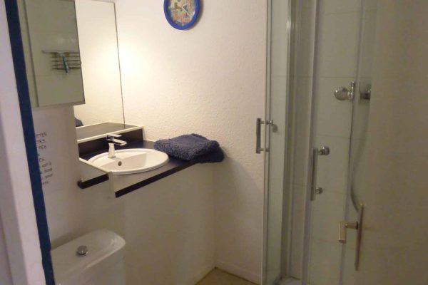 Salle d'eau ; -cabine douche 80x80. -meuble vasque. -WC.