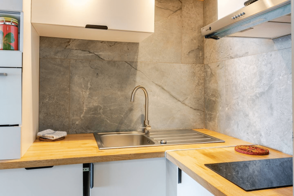 Cuisine (novembre 2024) -lave-vaisselle. -plaque à induction. -hotte aspirante. -combiné four/micro-ondes. -réfrigérateur/congélateur. -cafetière à capsules. -cafetière à filtre. -bouilloire, grille-pain, presse-agrumes, mixeur plongeant.