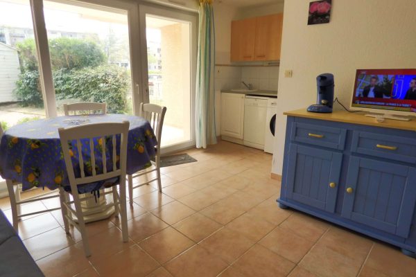 Espace de vie (15,4m2) ; -baie vitrée avec verre anti-effraction avec accès terrasse-jardin (60m2). -canapé-lit type clic clac en 140x190. -living room. -commode. -TV HD avec chaînes numériques. -coin repas. -cuisine ouverte.