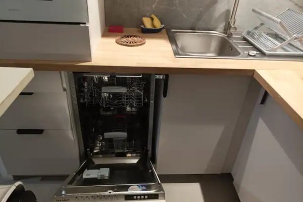 Cuisine (novembre 2024) -lave-vaisselle. -plaque à induction. -hotte aspirante. -combiné four/micro-ondes. -réfrigérateur/congélateur. -cafetière à capsules. -cafetière à filtre. -bouilloire, grille-pain, presse-agrumes, mixeur plongeant.