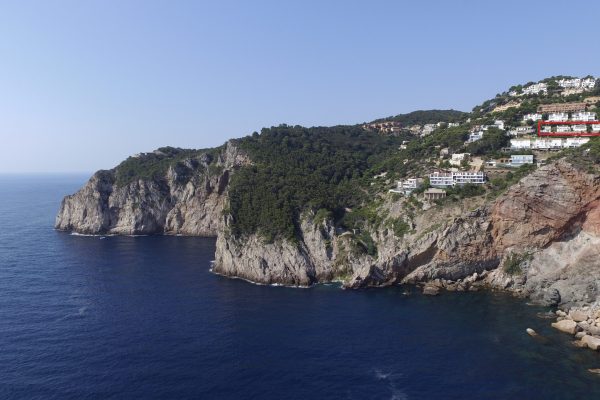Vue des falaises de Cap Begur.
-zone la plus profonde de Begur (65m).
-la résidence se trouve 300m en retrait de cette petite crique sauvage .