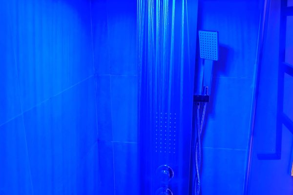 Salle d'eau ;
-douche à l'italienne en 150x90 avec colonne de douche multifonction.
-meuble vasque avec miroir.
-lave-linge à hublot (6 kg).
-WC.
-sèche-cheveux 
-gel douche.