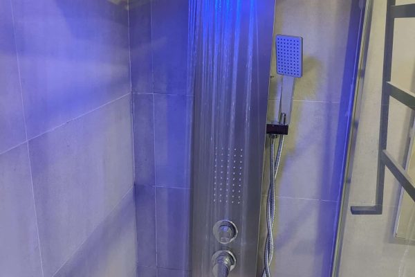 Salle d'eau ;
-douche à l'italienne en 150x90 avec colonne de douche multifonction.
-meuble vasque avec miroir.
-lave-linge à hublot (6 kg).
-WC.
-sèche-cheveux 
-gel douche.