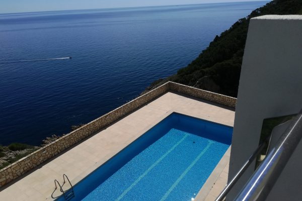 Extraordinaire vue panoramique en surplomb de mer à 100m d'une petite crique sauvage depuis la grande terrasse (100m2) de la piscine (12mx6m) de la résidence.
*Piscine partagée : 10 studios + 5 appartements.
Ouverture : mars-novembre de 9h00-23h00.