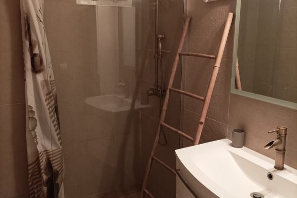Salle d'eau ;
-douche à l'italienne.
-meuble vasque design avec miroir.
-meuble colonne.
-sèche-cheveux.