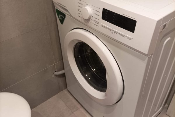 Salle d'eau ;
-douche à l'italienne en 150x90 avec colonne de douche multifonction.
-meuble vasque avec miroir.
-lave-linge à hublot (6 kg).
-WC.
-sèche-cheveux 
-gel douche.