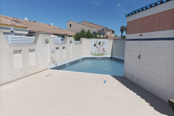 Piscine communautaire ; Profondeur ; minimum : 0,80m maximum : 1,00m