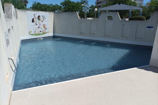 Piscine communautaire ; Profondeur ; minimum : 0,80m maximum : 1,00mximum : 1,00m