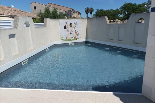 Piscine communautaire ; Profondeur ; minimum : 0,80m maximum : 1,00m