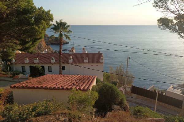 Résidence "Icaros" ; -falaise au dessus des calanques dans la plus belle zone de Begur.  -10 studios + 5 appartements sur 3 étages.  -500m2 de jardins. -piscine partagée (12mx6m). -terrasse (100m2) en surplomb de mer. -zone de stationnement gratuite.