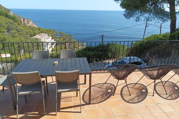 Terrasse privée (60m2) en L en surplomb de mer ;
-vue panoramique à 180° sur les bois, les falaises & la mer dans la zone la plus prestigieuse de Begur.
-barbecue en brique.
-store banne 4mx3m.
-bains de soleil.
-table, chaises & fauteuils de jardin