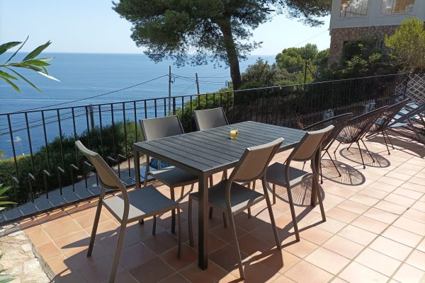 Terrasse privée (60m2) en L en surplomb de mer ;
-vue panoramique à 180° sur les bois, les falaises & la mer dans la zone la plus prestigieuse de Begur.
-barbecue en brique.
-store banne 4mx3m.
-bains de soleil.
-table, chaises & fauteuils de jardin