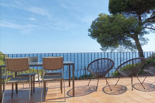 Terrasse privée (60m2) en L en surplomb de mer ;
-vue panoramique à 180° sur les bois, les falaises & la mer dans la zone la plus prestigieuse de Begur.
-barbecue en brique.
-store banne 4mx3m.
-bains de soleil.
-table, chaises & fauteuils de jardin
