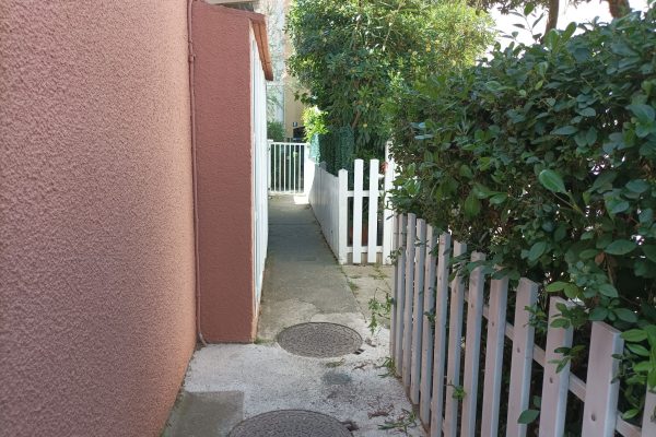Accès aux appartements de la résidence depuis le parking.