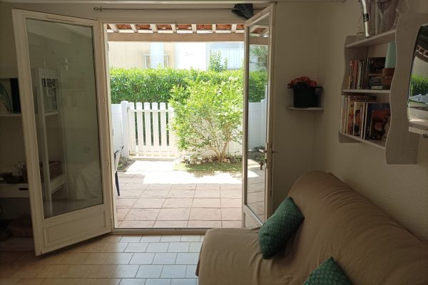 Terrasse clôturé (15m2) -portillon sécurisé. -espace repas.