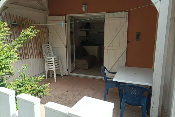 Terrasse clôturé (15m2) -portillon sécurisé. -espace repas.