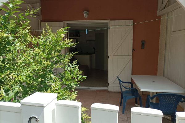 Terrasse clôturé (15m2) -portillon sécurisé. -espace repas.
