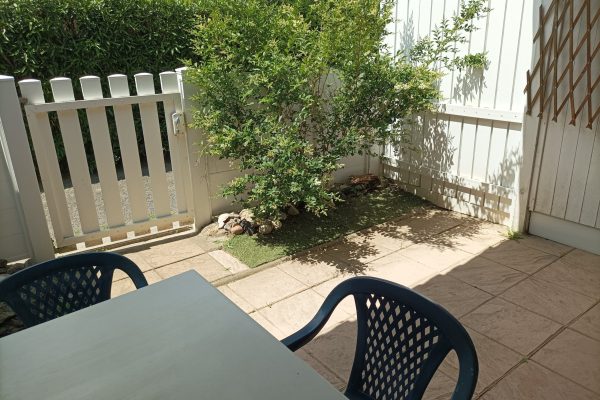 Terrasse clôturé (15m2) -portillon sécurisé. -espace repas.