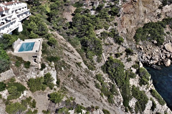 Résidence "Icaros" ; -falaise au dessus des calanques dans la plus belle zone de Begur.  -10 studios + 5 appartements sur 3 étages.  -500m2 de jardins. -piscine partagée (12mx6m). -terrasse (100m2) en surplomb de mer. -zone de stationnement gratuite.