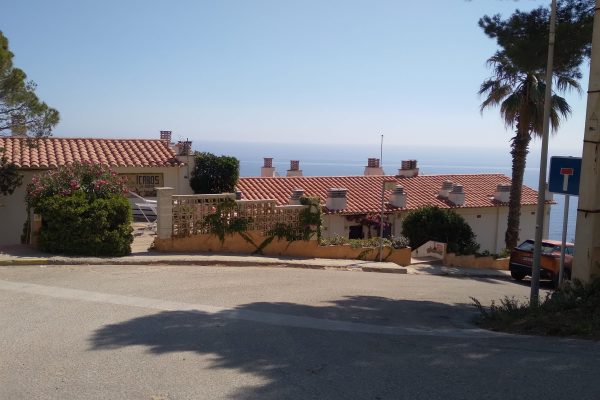 Résidence "Icaros" ; -falaise au dessus des calanques dans la plus belle zone de Begur.  -10 studios + 5 appartements sur 3 étages.  -500m2 de jardins. -piscine partagée (12mx6m). -terrasse (100m2) en surplomb de mer. -zone de stationnement gratuite.