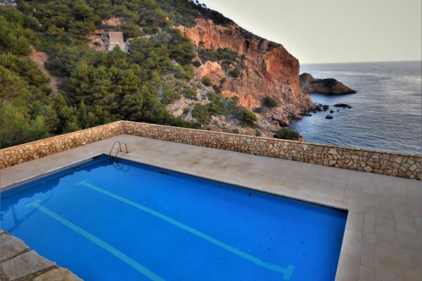 Extraordinaire vue panoramique en surplomb de mer à 100m d'une petite crique sauvage depuis la grande terrasse (100m2) de la piscine (12mx6m) de la résidence.
*Piscine partagée : 10 studios + 5 appartements.
Ouverture : mars-novembre de 9h00-23h00.