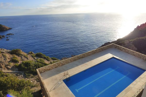 Extraordinaire vue panoramique en surplomb de mer à 100m d'une petite crique sauvage depuis la grande terrasse (100m2) de la piscine (12mx6m) de la résidence.
*Piscine partagée : 10 studios + 5 appartements.
Ouverture : mars-novembre de 9h00-23h00.