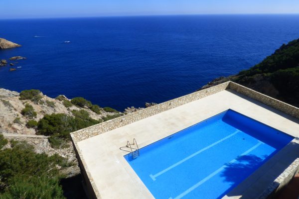 Extraordinaire vue panoramique en surplomb de mer à 100m d'une petite crique sauvage depuis la grande terrasse (100m2) de la piscine (12mx6m) de la résidence.
*Piscine partagée : 10 studios + 5 appartements.
Ouverture : mars-novembre de 9h00-23h00.