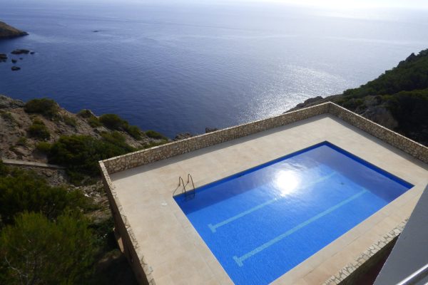 Extraordinaire vue panoramique en surplomb de mer à 100m d'une petite crique sauvage depuis la grande terrasse (100m2) de la piscine (12mx6m) de la résidence.
*Piscine partagée : 10 studios + 5 appartements.
Ouverture : mars-novembre de 9h00-23h00.
