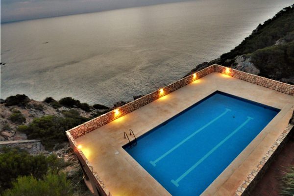 Extraordinaire vue panoramique en surplomb de mer à 100m d'une petite crique sauvage depuis la grande terrasse (100m2) de la piscine (12mx6m) de la résidence.
*Piscine partagée : 10 studios + 5 appartements.
Ouverture : mars-novembre de 9h00-23h00.
