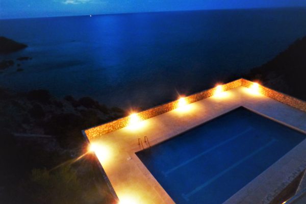 Extraordinaire vue panoramique en surplomb de mer à 100m d'une petite crique sauvage depuis la grande terrasse (100m2) de la piscine (12mx6m) de la résidence.
*Piscine partagée : 10 studios + 5 appartements.
Ouverture : mars-novembre de 9h00-23h00.