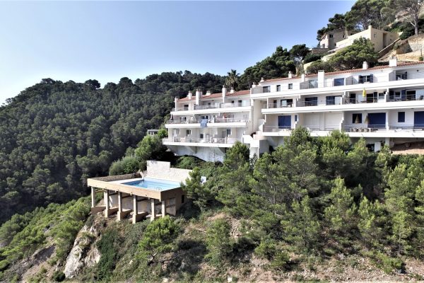 Résidence "Icaros" ; -falaise au dessus des calanques dans la plus belle zone de Begur.  -10 studios + 5 appartements sur 3 étages.  -500m2 de jardins. -piscine partagée (12mx6m). -terrasse (100m2) en surplomb de mer. -zone de stationnement gratuite.