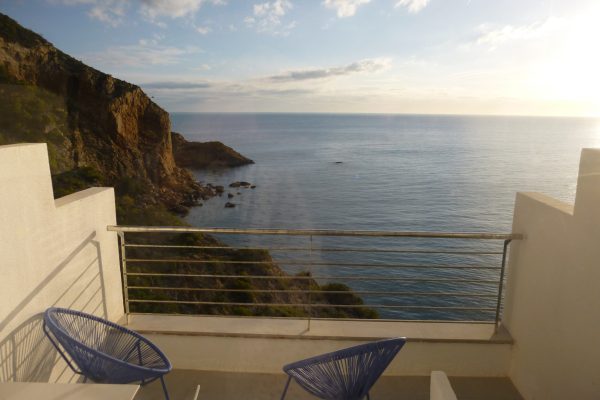 Terrasse privative (10m2) du studio ;
-extraordinaire vue panoramique en surplomb de mer à 100m d'une petite crique sauvage.
-coin repas.
-fauteuils de jardin.
-connexion Wifi.