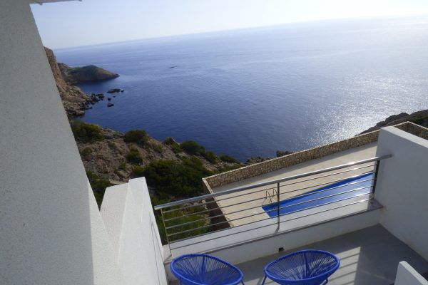 Terrasse privative (10m2) du studio ;
-extraordinaire vue panoramique en surplomb de mer à 100m d'une petite crique sauvage.
-coin repas.
-fauteuils de jardin.
-connexion Wifi.