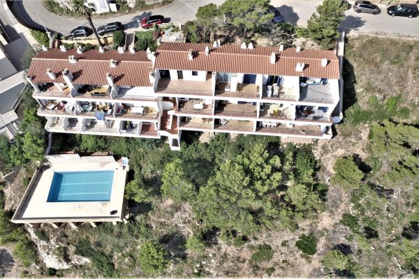 Résidence "Icaros" ; -falaise au dessus des calanques dans la plus belle zone de Begur.  -10 studios + 5 appartements sur 3 étages.  -500m2 de jardins. -piscine partagée (12mx6m). -terrasse (100m2) en surplomb de mer. -zone de stationnement gratuite.