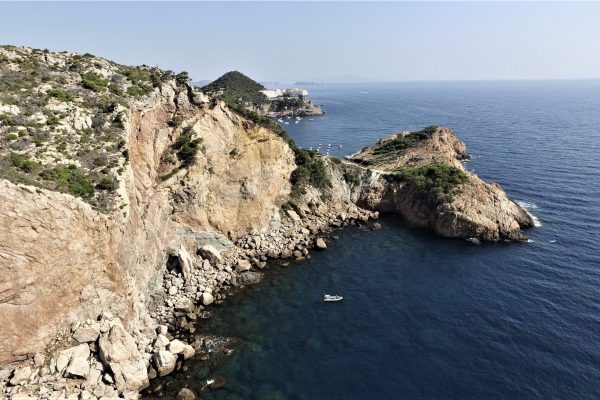 Baie en face la résidence ;
-zone de Cap Begur (La pointe de Begur), la plus profonde de la zone.
-superbe crique de s'eixugador et plage de Sa Tuna à gauche de la falaise.