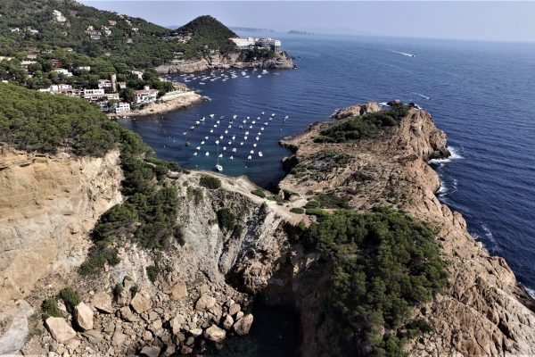 Crique "s'eixugador" & plage "Sa Tuna" en face le studio à gauche de la falaise ; -Zone "Cap Begur" (pointe de Begur), la plus prestigieuse & profonde de Begur. -excellent site de plongée sous-marine, pêche à la ligne, canoë & kayak.