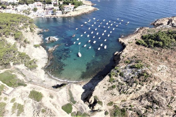 Superbe crique de s'eixugador à coté de la plage de Sa Tuna à proximité de la résidence : 
-1,7km à pied par le chemin de la crête.
-1,9km en voiture).