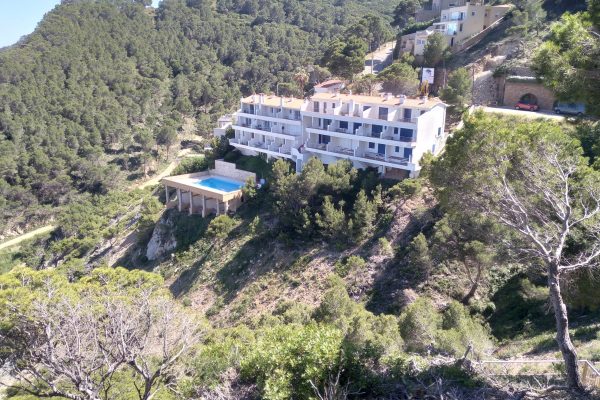Résidence "Icaros" ; -falaise au dessus des calanques dans la plus belle zone de Begur.  -10 studios + 5 appartements sur 3 étages.  -500m2 de jardins. -piscine partagée (12mx6m). -terrasse (100m2) en surplomb de mer. -zone de stationnement gratuite.