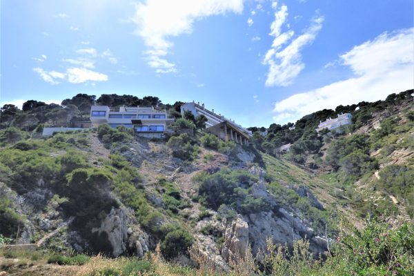 Résidence "Icaros" ; -falaise au dessus des calanques dans la plus belle zone de Begur.  -10 studios + 5 appartements sur 3 étages.  -500m2 de jardins. -piscine partagée (12mx6m). -terrasse (100m2) en surplomb de mer. -zone de stationnement gratuite.