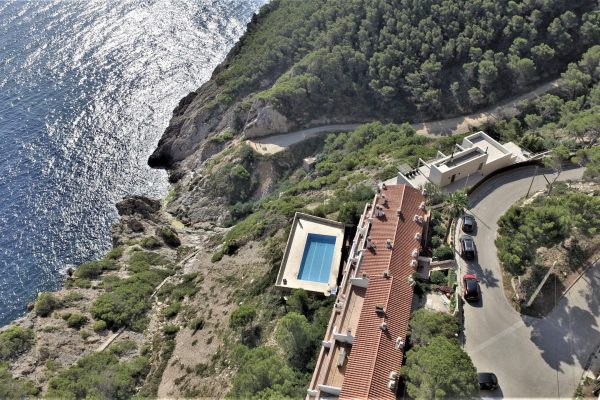 Résidence "Icaros" ; -falaise au dessus des calanques dans la plus belle zone de Begur.  -10 studios + 5 appartements sur 3 étages.  -500m2 de jardins. -piscine partagée (12mx6m). -terrasse (100m2) en surplomb de mer. -zone de stationnement gratuite.