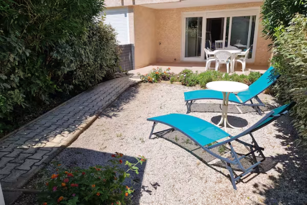 Terrasse-jardin (60 m2) ; *coin repas avec table & chaises. *transats.