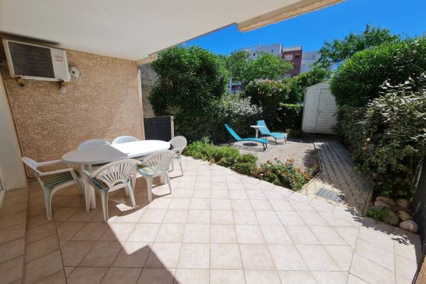 Terrasse-jardin (60 m2) ; *coin repas avec table & chaises. *transats.