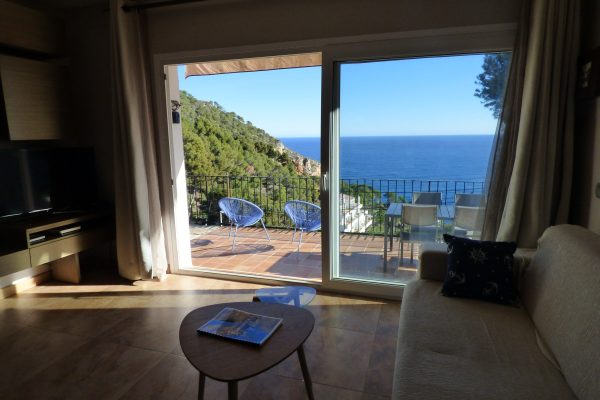 Espace de vie (30m2) ;
-baie vitrée avec voilages & rideaux occultants.
-accès terrasse privée (60m2).
-canapé-lit (matelas en 140).
-coin repas.
-cuisine équipée.
-(Wifi/Ethernet) par fibre optique. 
- Smart TV HD 3D 46" (Fransat + NETFLIX, etc.).
