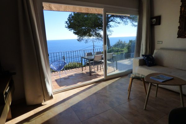 Espace de vie (30m2) ;
-baie vitrée avec voilages & rideaux occultants.
-accès terrasse privée (60m2).
-canapé-lit (matelas en 140).
-coin repas.
-cuisine équipée.
-(Wifi/Ethernet) par fibre optique. 
- Smart TV HD 3D 46" (Fransat + NETFLIX, etc.).