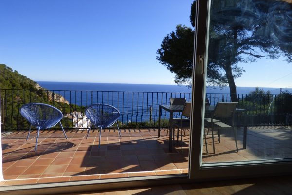 Espace de vie (30m2) ;
-baie vitrée avec voilages & rideaux occultants.
-accès terrasse privée (60m2).
-canapé-lit (matelas en 140).
-coin repas.
-cuisine équipée.
-(Wifi/Ethernet) par fibre optique. 
- Smart TV HD 3D 46" (Fransat + NETFLIX, etc.).
