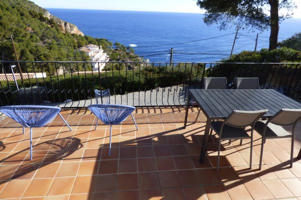 Terrasse privée (60m2) en L en surplomb de mer ;
-vue panoramique à 180° sur les bois, les falaises & la mer dans la zone la plus prestigieuse de Begur.
-barbecue en brique.
-store banne 4mx3m.
-bains de soleil.
-table, chaises & fauteuils de jardin.